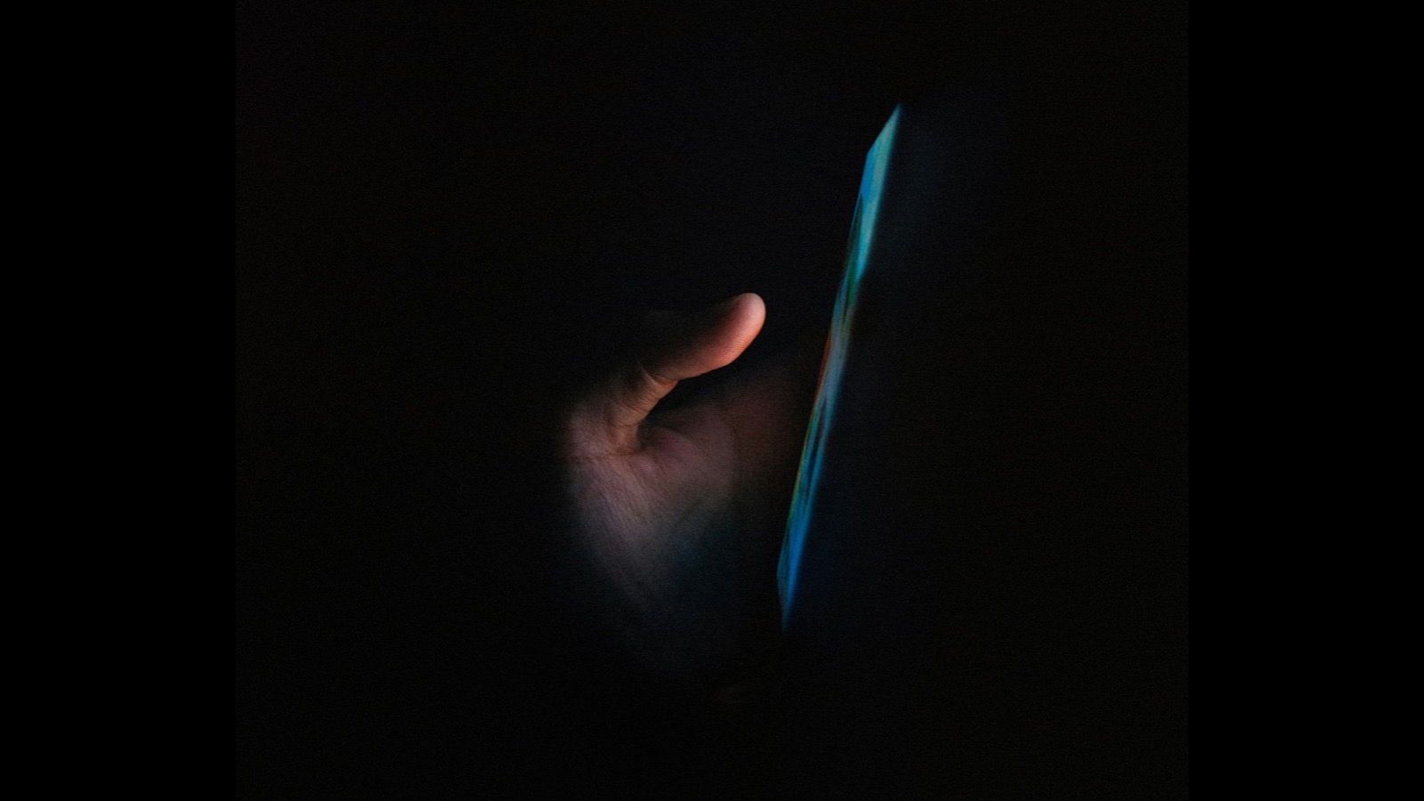 Blue Light and Sleep: Do Screens Really Keep You Awake? What the Science Says